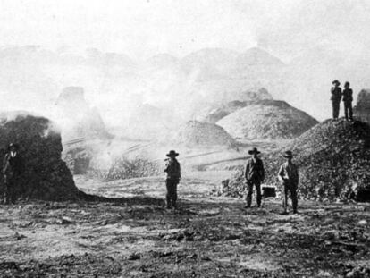 Calcinaci&oacute;n de mineral al aire libre en Riotinto.