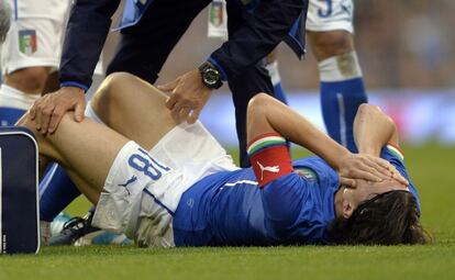 Montolivo se duele tras fracturarse la tibia.