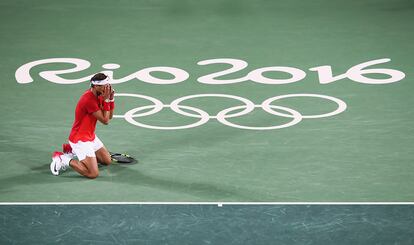 Rafa Nadal

El tenista manacorí, arrodillado después de vencer a la pareja de Rumanía en la final del dobles masculino junto a Marc López y conseguir su segundo oro olímpico.