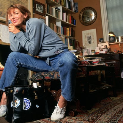Imagen de la actriz y cantante Jane Birkin con el primer bolso Birkin, diseñado y realizado por la firma Hermès para ella, por lo que lleva su apellido.