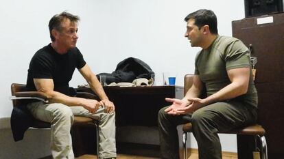 Sean Penn y Volodímir Zelenski se reúnen el 24 de febrero de 2022 por la noche, en el inicio de la invasión rusa, como se ve en 'Superpower'.'