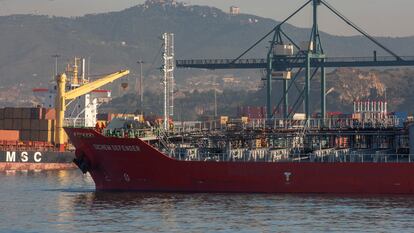 Un buque llega al puerto de Barcelona. Foto de archivo