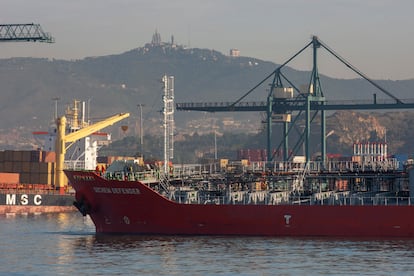 Un buque llega al puerto de Barcelona. Foto de archivo