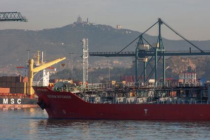 Llegada al puerto de Barcelona de un buque con agua procedente de Tarragona.