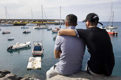 Los dos hermanos, en el puerto de Arguineguín, en Gran Canaria.