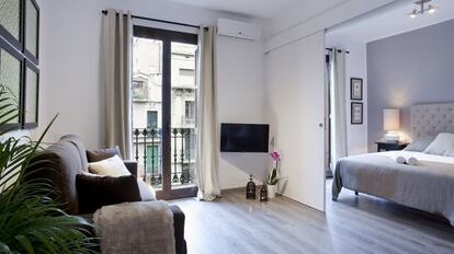 Oferta de un apartamento turístico en el Eixample de Barcelona en Airbnb.