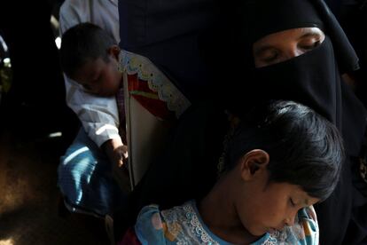 Refugiados Rohingya recién llegados, horas después de cruzar la frontera entre Bangladesh y Myanmar,esperan en un autobús en el punto de registro militar en la zona de Teknaf, Bangladesh.