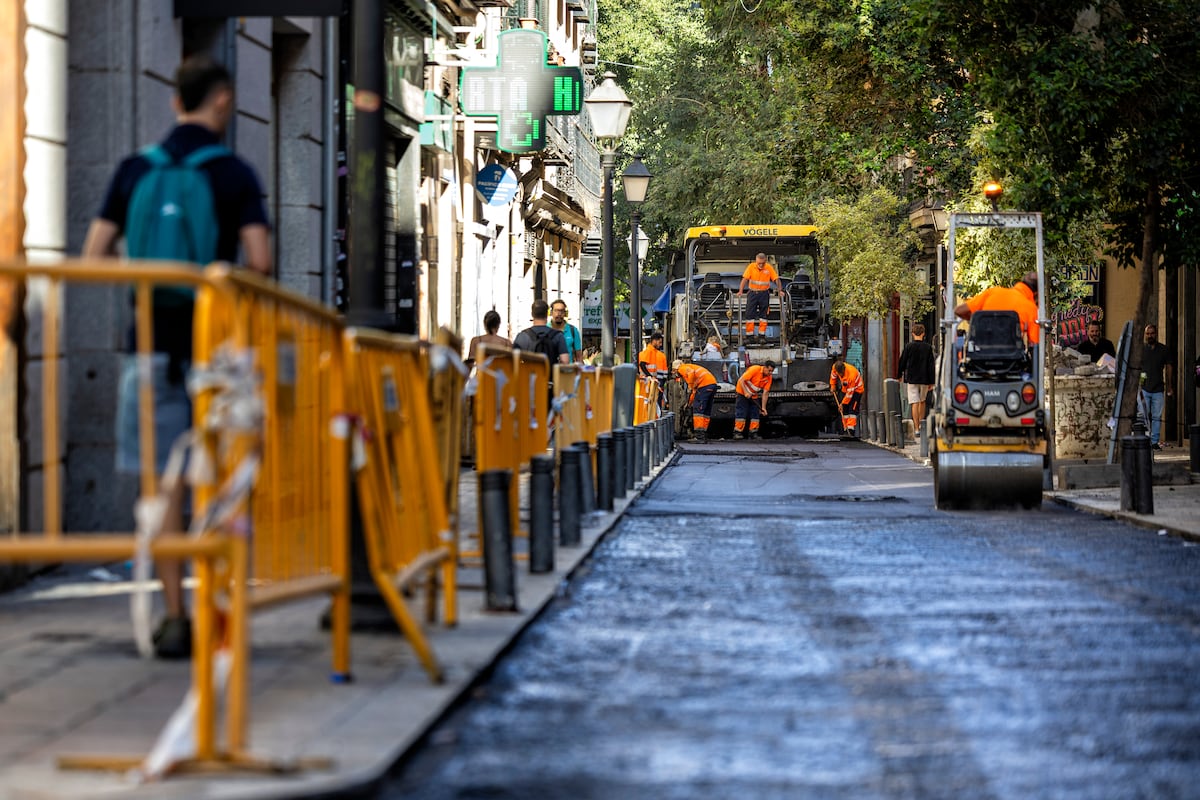 La ‘operación asfalto’ de Almeida entierra la vieja estética en parte de Malasaña: “El adoquín da más clase”