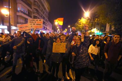 Manifestantes alzan el puño durante las protestas contra la formación de Santiago Abascal.