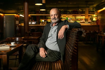 El escritor Pedro Zarraluki posa en el Caf Salamb durante la presentacin de su novela 'La curva del olvido' en Barcelona, el 8 de octubre de 2021.