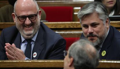 Los diputados de JxCat Eduard Pujol (der.) y Albert Batet (izq) hablan con el presidente Quim Torra.