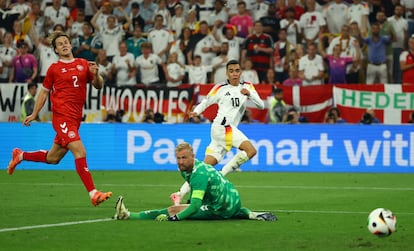 Jamal Musiala marca el segundo tanto para Alemania.