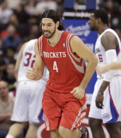 Luis Scola, durante un partido con los Houston Rockets