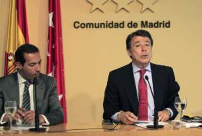 El presidente de la Comunidad de Madrid, Ignacio González (d), junto al consejero de Presidencia, Justicia y Portavoz del Gobierno, Salvador Victoria. EFE/Archivo