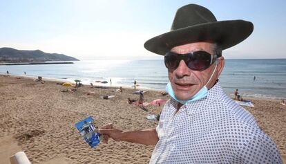 Paco mostra el lloc on hi havia el seu xiringuito a la platja de Sitges.