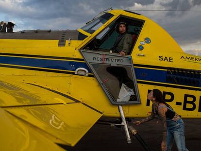 Uma voluntária abastece de combustível a um avião de combate contra incêndios.
