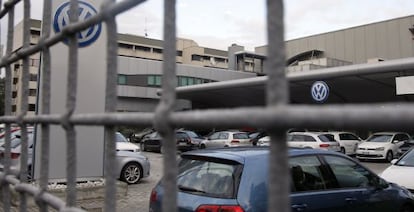 Coches en un concesionario Volkswagen en Milán, Italia.