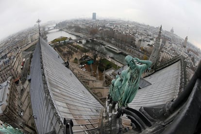 La estatua de Viollet le Duc, el arquitecto y restaurador de la catedral de Notre-Dame en el siglo XIX.