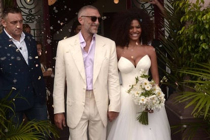El actor francés Vincent Cassel y la modelo Tina Kunakey después de la ceremonia de boda este viernes en Francia.