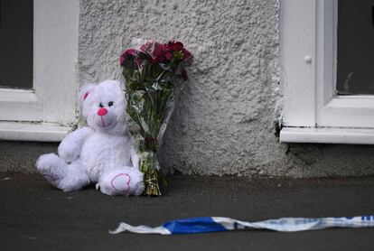 Un oso de peluche y un ramo de flores, cerca del Mánchester Arena en homenaje a las víctimas del atentado.