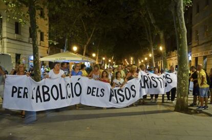 Concentració dels veïns de la Barceloneta contra els pisos turístics, ahir.