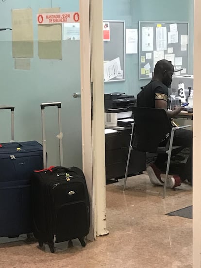 A Gambian citizen filling out a currency declaration form at El Prat airport in Barcelona.