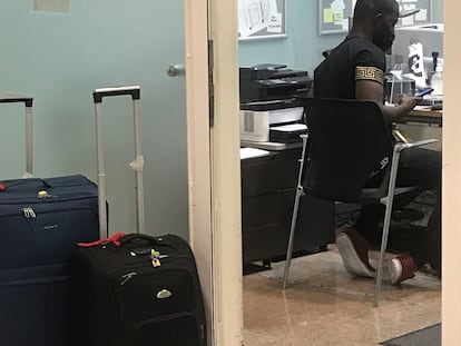 Gambiano declarando divisas en Aduanas El Prat.