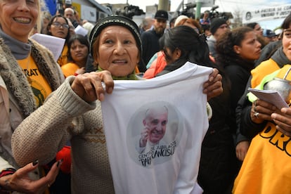 Una creyente de la Iglesia católica en una misa en honor al papa Francisco, en Buenos Aires.