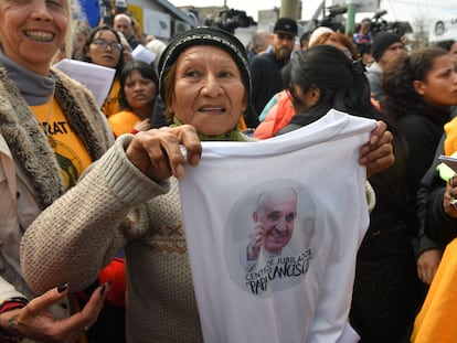 Una creyente de la Iglesia católica en una misa en honor al papa Francisco, en Buenos Aires.
