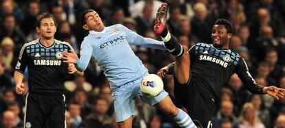Tévez y Obi Mikel pugnan por el balón en presencia de Lampard