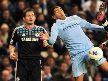 Tévez y Obi Mikel pugnan por el balón en presencia de Lampard