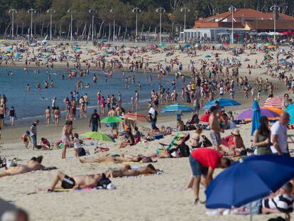 Las altas temperaturas en las Rías Bajas llenan las playas de ciudadanos, por ejemplo la de Samil en Vigo el domingo.