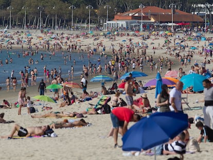 Las altas temperaturas en las Rías Bajas llenan las playas de ciudadanos, por ejemplo la de Samil en Vigo el domingo.