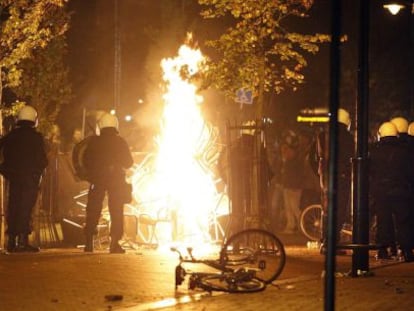 Fuerzas antidisturbios de la policía intentan disolver a los grupos de jóvenes en el pueblo de Haren, al norte de Holanda.