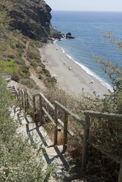 La playa de la Joya, en Motril (Granada), y su escalera de acceso.