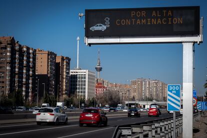 Un cartel avisa de la alta contaminación en la M-30 de Madrid.