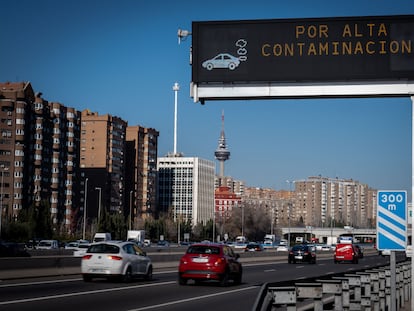 Un cartel avisa de la alta contaminación en la M-30 de Madrid.