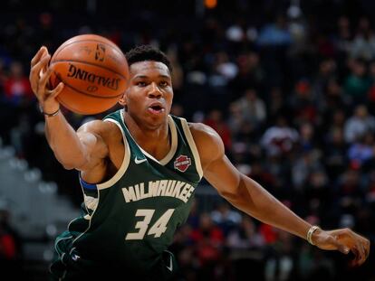 Giannis Antetokounmpo en un partido con los Milwaukee Bucks.