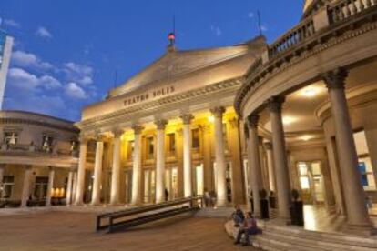La fachada del teatro Solís.