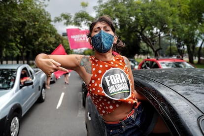 AME901. SAO PAULO (BRASIL), 23/01/2021.- Una mujer participa en una caravana en apoyo a la petición de realizar un juicio político al presidente de Brasil, Jair Bolsonaro, por su cuestionada gestión frente a la pandemia del coronavirus hoy, en Sao Paulo (Brasil). La tasa de desaprobación del Gobierno de Jair Bolsonaro aumentó ocho puntos porcentuales desde diciembre y llegó al 40 %, en medio del agravamiento de la pandemia del coronavirus y el fin de los subsidios por parte del Gobierno, según un sondeo divulgado ayer viernes. De acuerdo con la encuesta, realizada por el instituto Datafolha, por el contrario el índice de aprobación pasó del 37 % en diciembre al 31 % actual, lo que demuestra una caída de la popularidad del jefe de Estado, uno de los líderes más negacionistas sobre la gravedad de la pandemia. EFE/ Sebastião Moreira