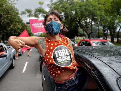 Manifestantes protestam em carreta contra Bolsonaro neste sábado em São Paulo.