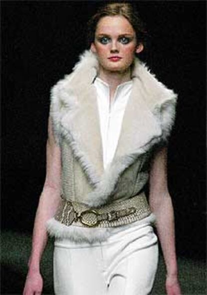 Modelo de Loewe en la Semana de la Moda de París.