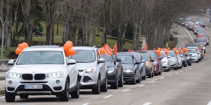 Participantes en coche en la manifestación de Valladolid.