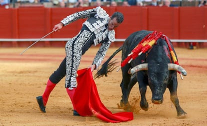 Pepe Moral, en una torerísima trincherilla al primero de sus toros.