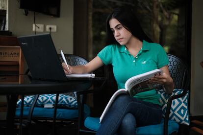 Camila Morales recibe clases a distancia en su casa, el 11 de agosto de 2020, en Managua.