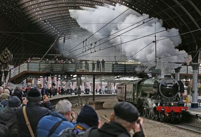 La locomotora de vapor Flying Scotsman, pintada en sus colores tradicionales, pasa por la estación de York durante una prueba de funcionamiento para el viaje inagural.