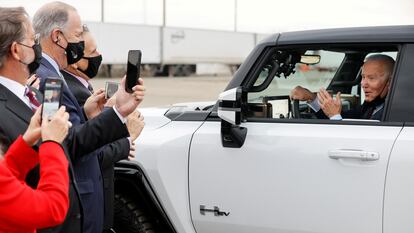 Joe Biden, durante una visita a una fábrica de vehículos eléctricos de General Motors en Detroit,  en noviembre de 2021.