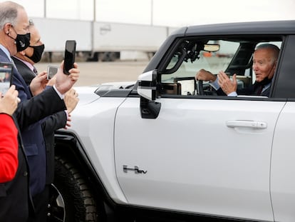 Joe Biden, durante una visita a una fábrica de vehículos eléctricos de General Motors en Detroit,  en noviembre de 2021.