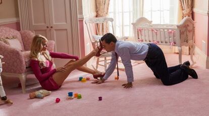 Margot Robbie e Leonardo DiCaprio, em cena de 'O lobo de Wall Street'.