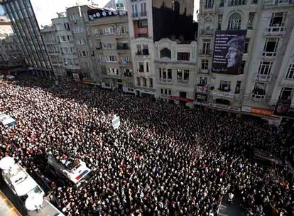 Miles de personas marchan por las calles de Estambul para despedir al periodista Hrant Dink.